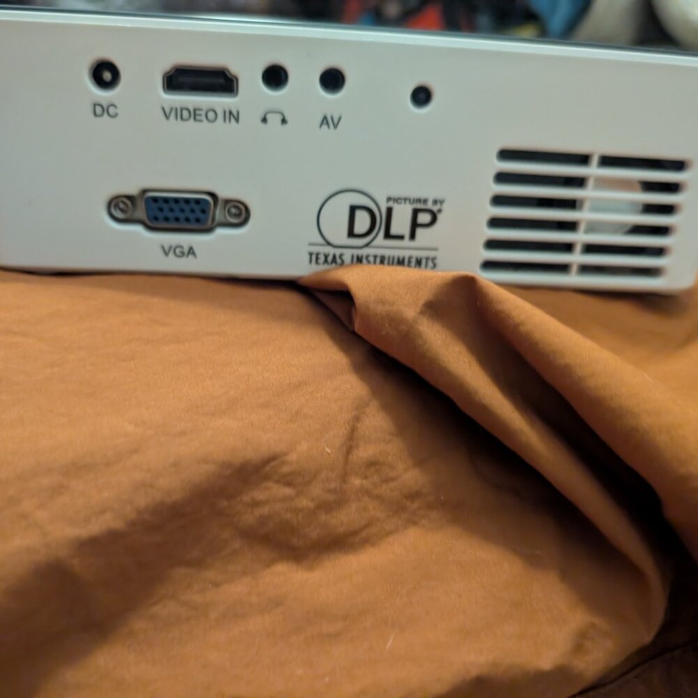 Aaxa M6 HD Projector - Picture 2 of 3